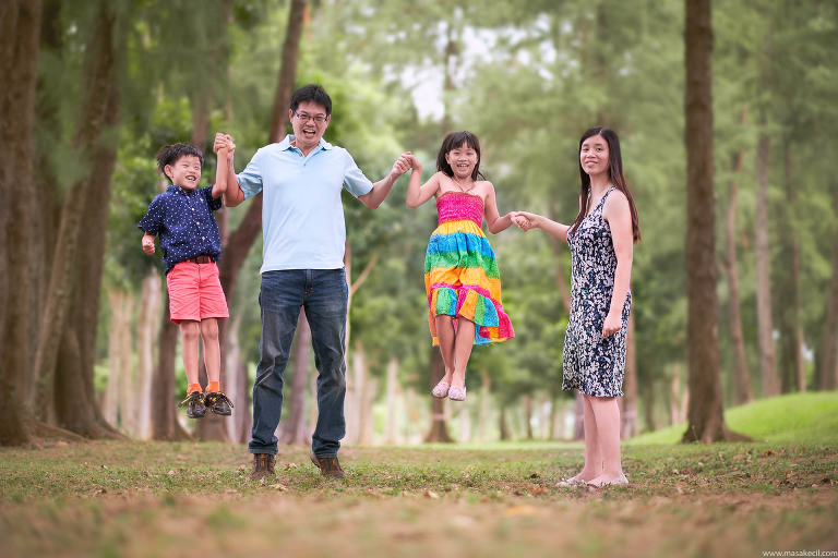 A family having fun at the park in Singapore. Photography by Masakecil.