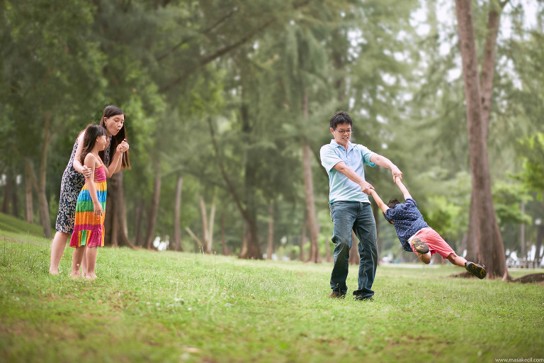 A family having fun at the Singapore's park. Photography by Hendra Lauw.